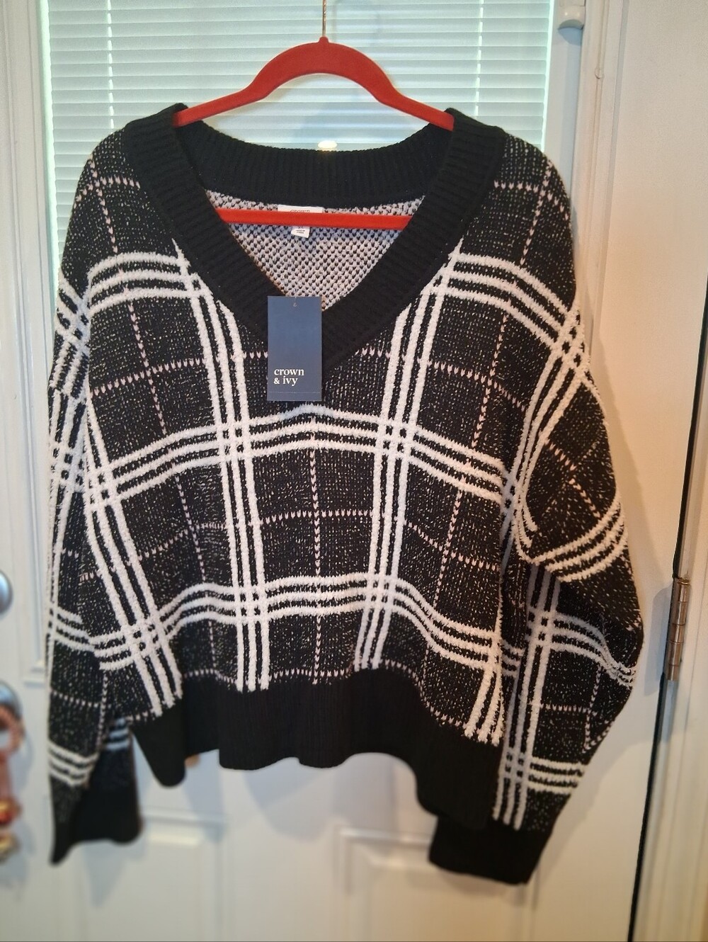 sku110 NWT Crown & Ivy Black and White Plaid V-Neck Sweater Size Xl